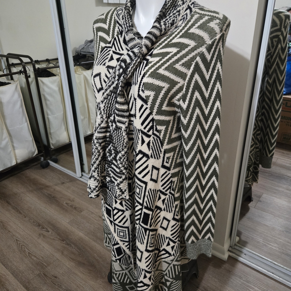 Faded Glory Black and Cream Knit Sweater